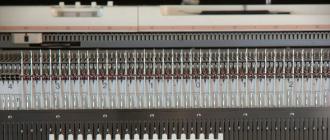 アルフィーヤ・バキエワによるタイプライターのブレイザー透かし編み機での編み物レッスン
